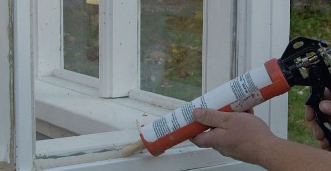 Kittsträng i kanten av ruta i orangeri Runt kanten av ruta i orangeri trycks en kittsträng ut